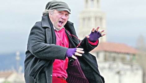 Zijah Sokolović sa predstavom “Demokratija” obilazi Srbiju
