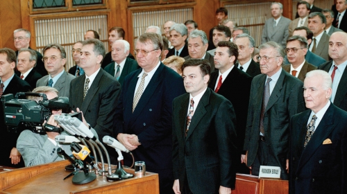 Šta je zadnjih 25 godina donelo građanima, a šta političarima?